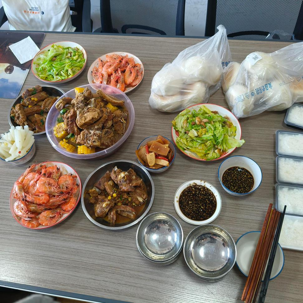 Patronlar Herkes İçin Öğle Yemeği Pişiriyor!