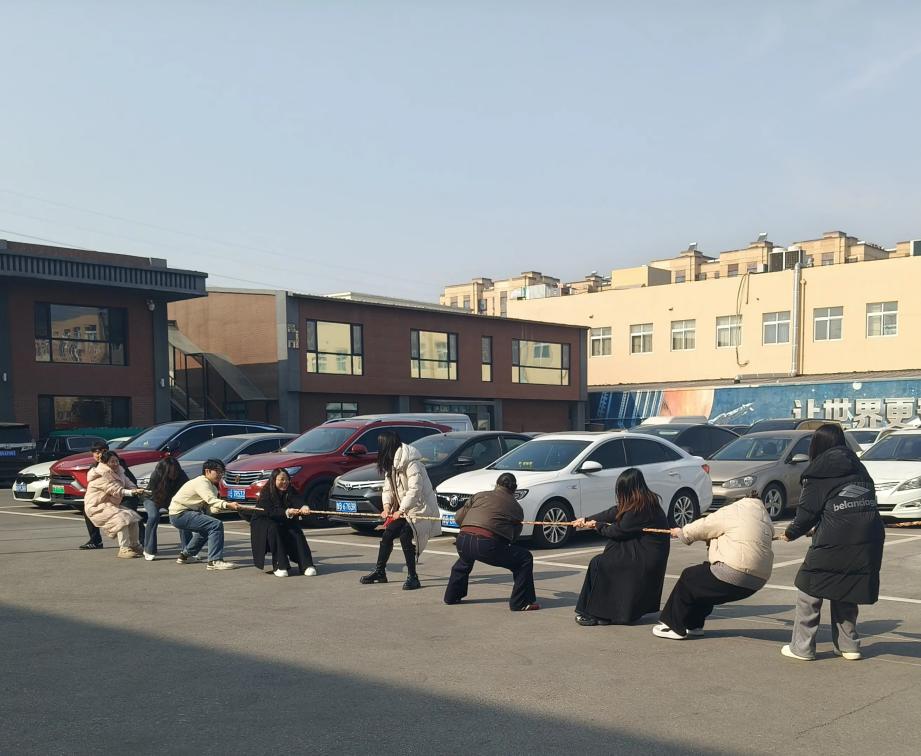 Zemeijia'da Öğlen Halat Çekme ve İp Atlama